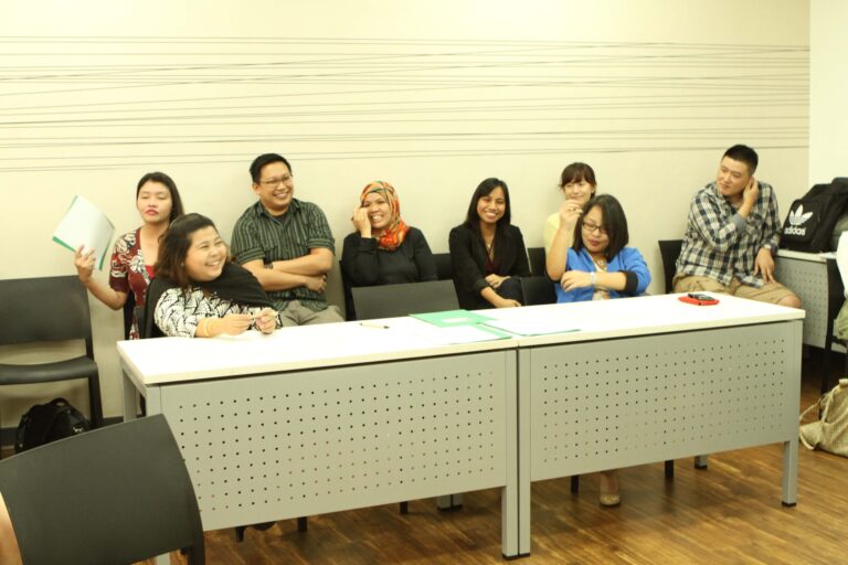 スピーチフェス　審査中の英語教員